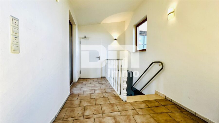 Teilsaniertes Ein - Zweifamilienhaus + Nutzflächen mit Anbau in Traumlage mit Panoramablick - WE2 Zugang / Windfang / Separater Zugang